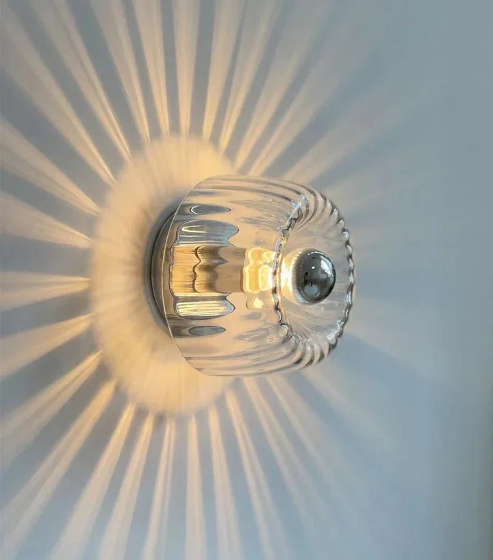 Stilvolle Wandleuchte im Bauhaus-Look, skandinavische Glaslampe für modernes Wohnambiente.