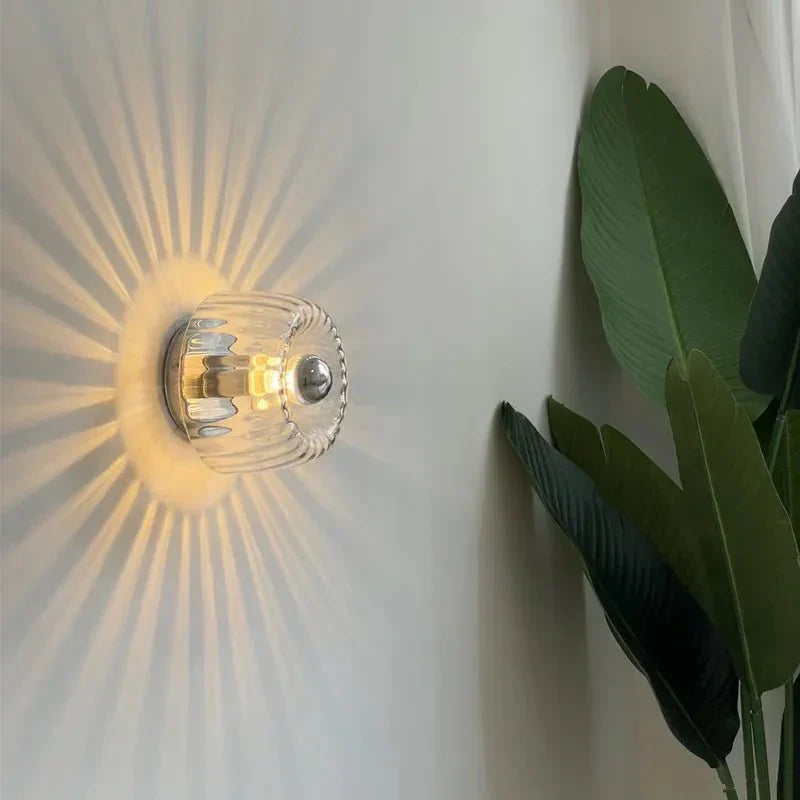 Zeitlose skandinavische Wandleuchte, moderne Glas-Metall-Optik für stilvolle Beleuchtung.