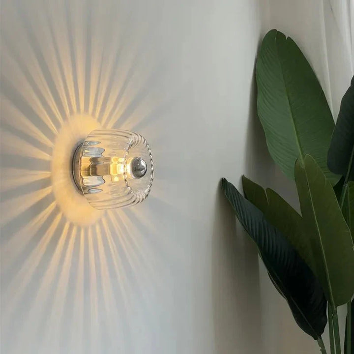 Zeitlose skandinavische Wandleuchte, moderne Glas-Metall-Optik für stilvolle Beleuchtung.