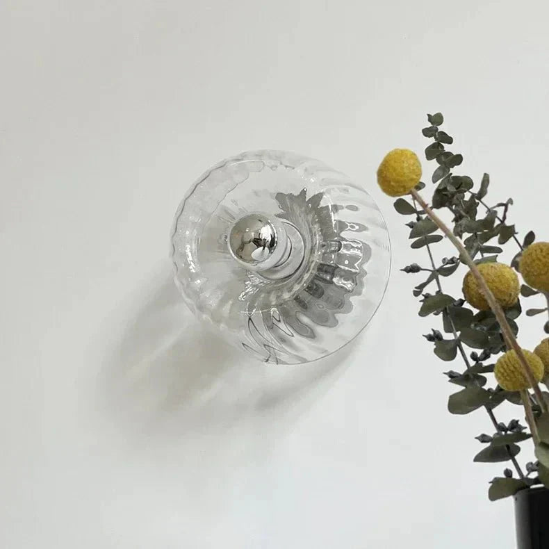 Minimalistische Bauhaus Wandleuchte aus Glas & Metall, perfekt als Akzentlicht im Flur.
