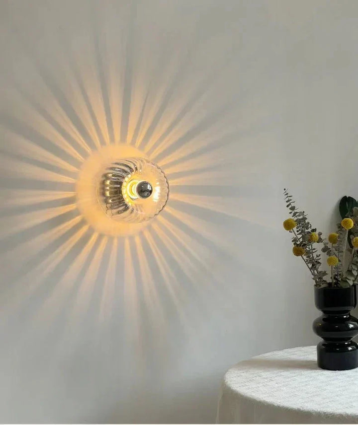 Weiße skandinavische Glaslampe, Wandleuchte für modernes Ambiente im Wohn- oder Esszimmer.