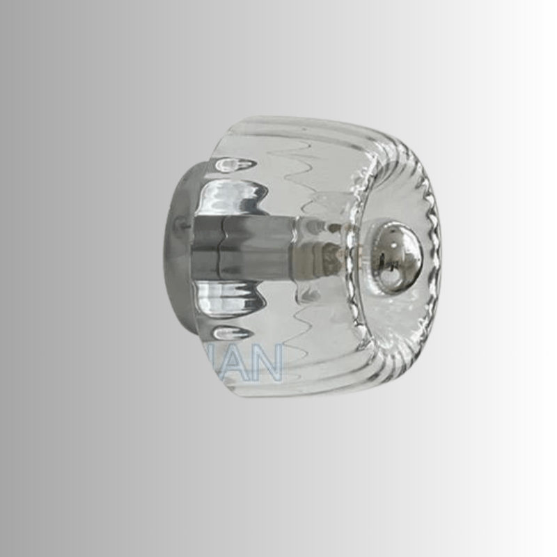 Skandinavische Wandleuchte: klare Glaslampe trifft auf robustes Metall, modernes Design.
