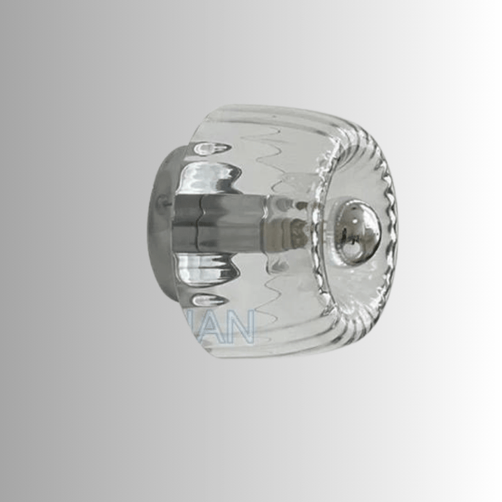 Skandinavische Wandleuchte: klare Glaslampe trifft auf robustes Metall, modernes Design.