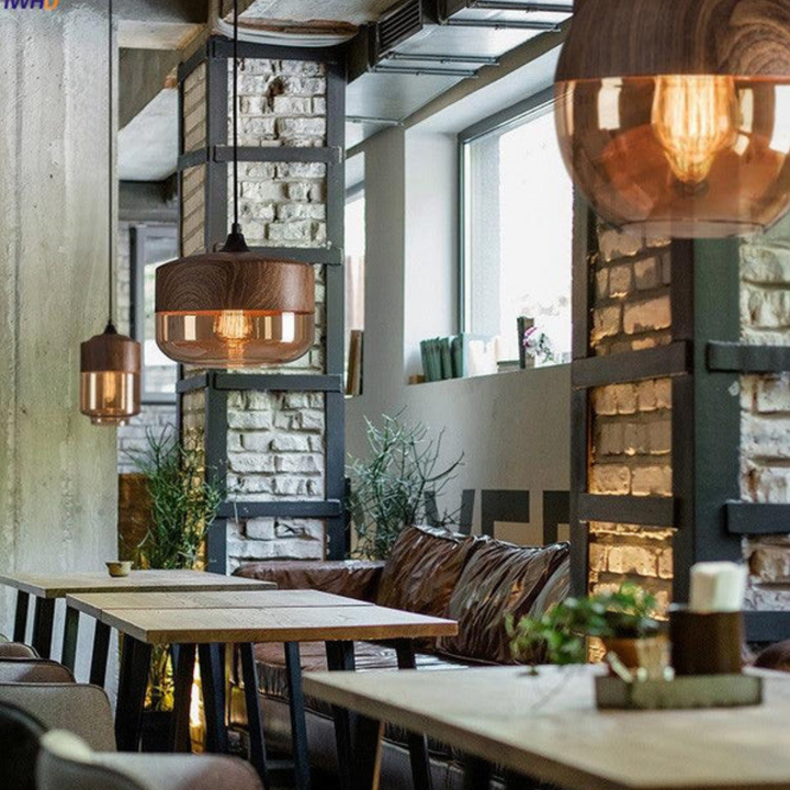 Deckenleuchte aus hellem Holz, skandinavisch, für modernes Interieur.
