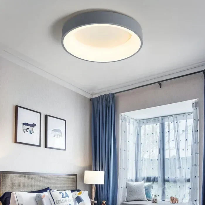 Helle LED Deckenlampe skandinavisch, rund. Modernes, minimalistisches Design für eine effiziente Raumbeleuchtung.