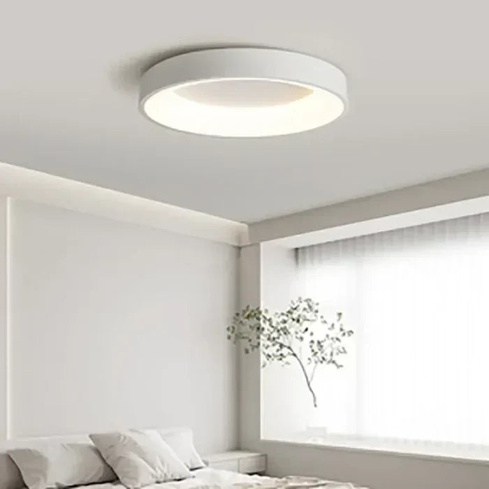 Moderne skandinavische LED Deckenlampe rund. Minimalistische Form für helle, sparsame Wohnzimmerbeleuchtung.