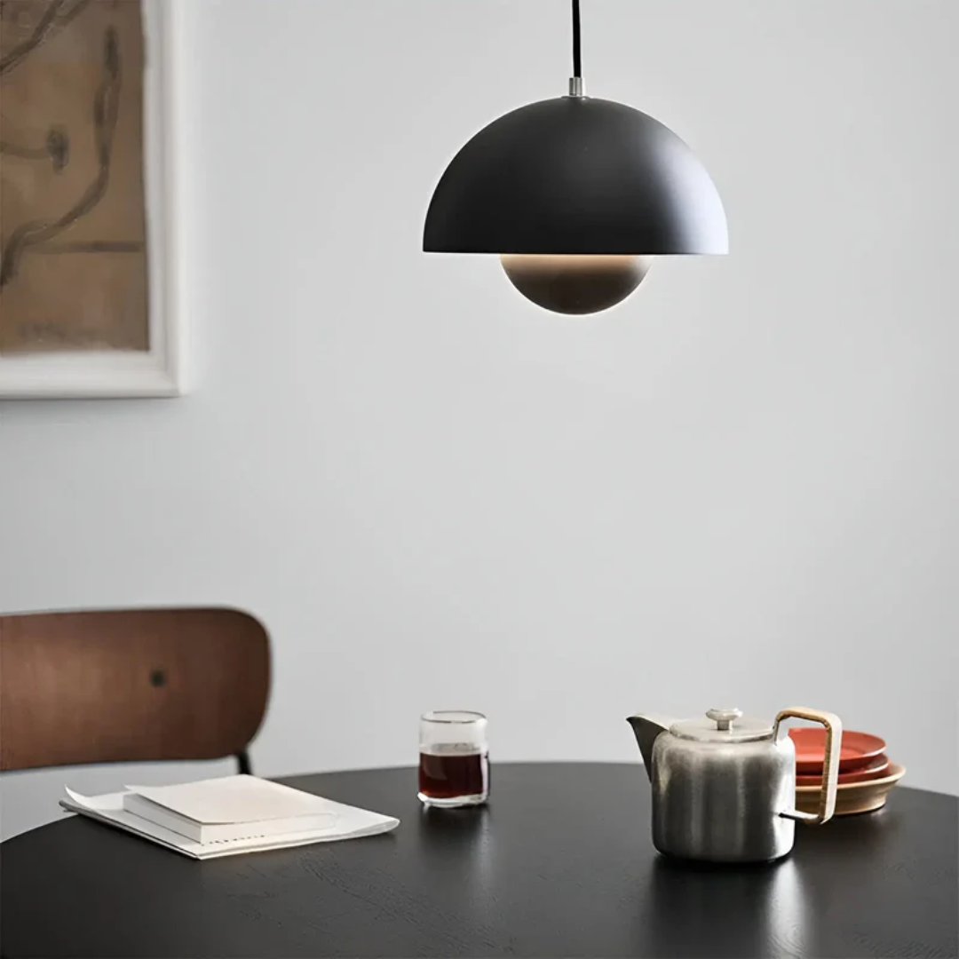Zeitlose LED Hängeleuchte, skandinavisch-minimalistisch, ideal als Schlafzimmerlampe.