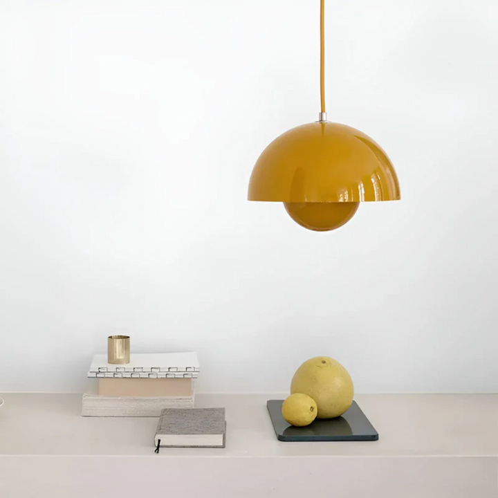 Helle LED Pendelleuchte, modernes skandinavisches Design, perfekt für Esszimmerbeleuchtung.