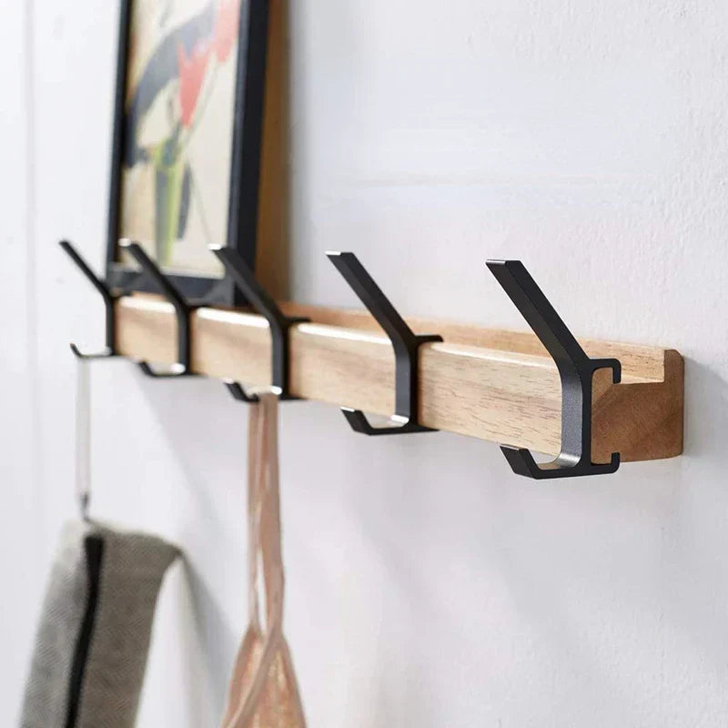 Skandinavische Wandgarderobe aus Holz & Metall mit beweglichen Haken für moderne Flureinrichtung.