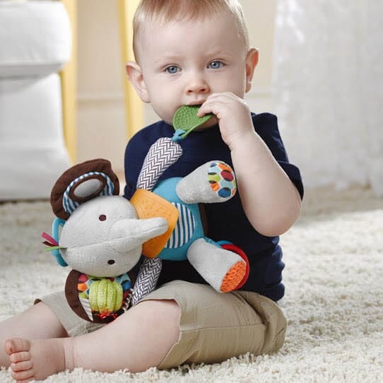 Sensorisches Baby Plüschtier mit Beißring & Rassel für Zahnen & Entwicklung; weiches Babyspielzeug.