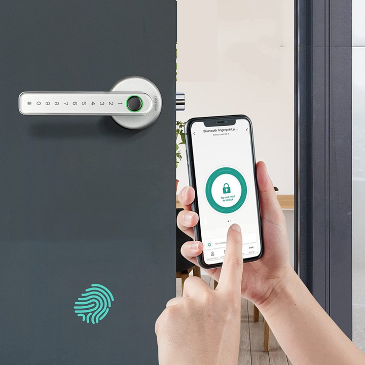 Moderner Smart Türgriff mit App-Steuerung und Fingerabdruckscanner, schickes schwarzes Design.