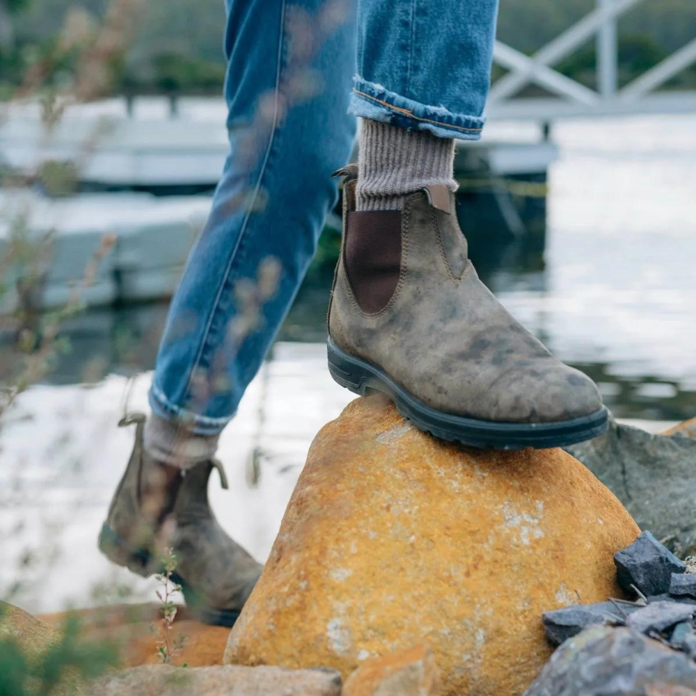 Seitliche Ansicht der schwarzen Unisex Chelsea Stiefelette. Bequemer Einstieg durch elastische Einsätze.