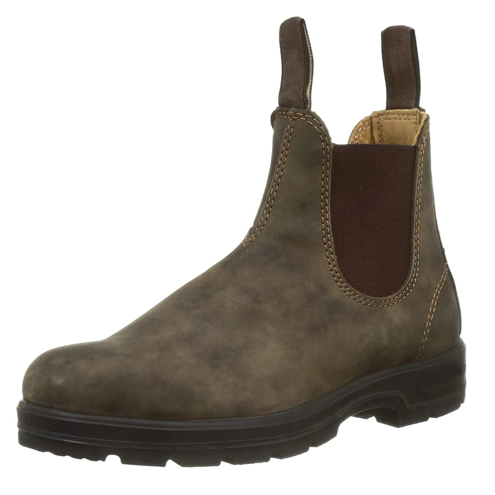 Modische Unisex Chelsea Stiefel am Fuß getragen. Bequemer & eleganter Look für Herbst und Winter.