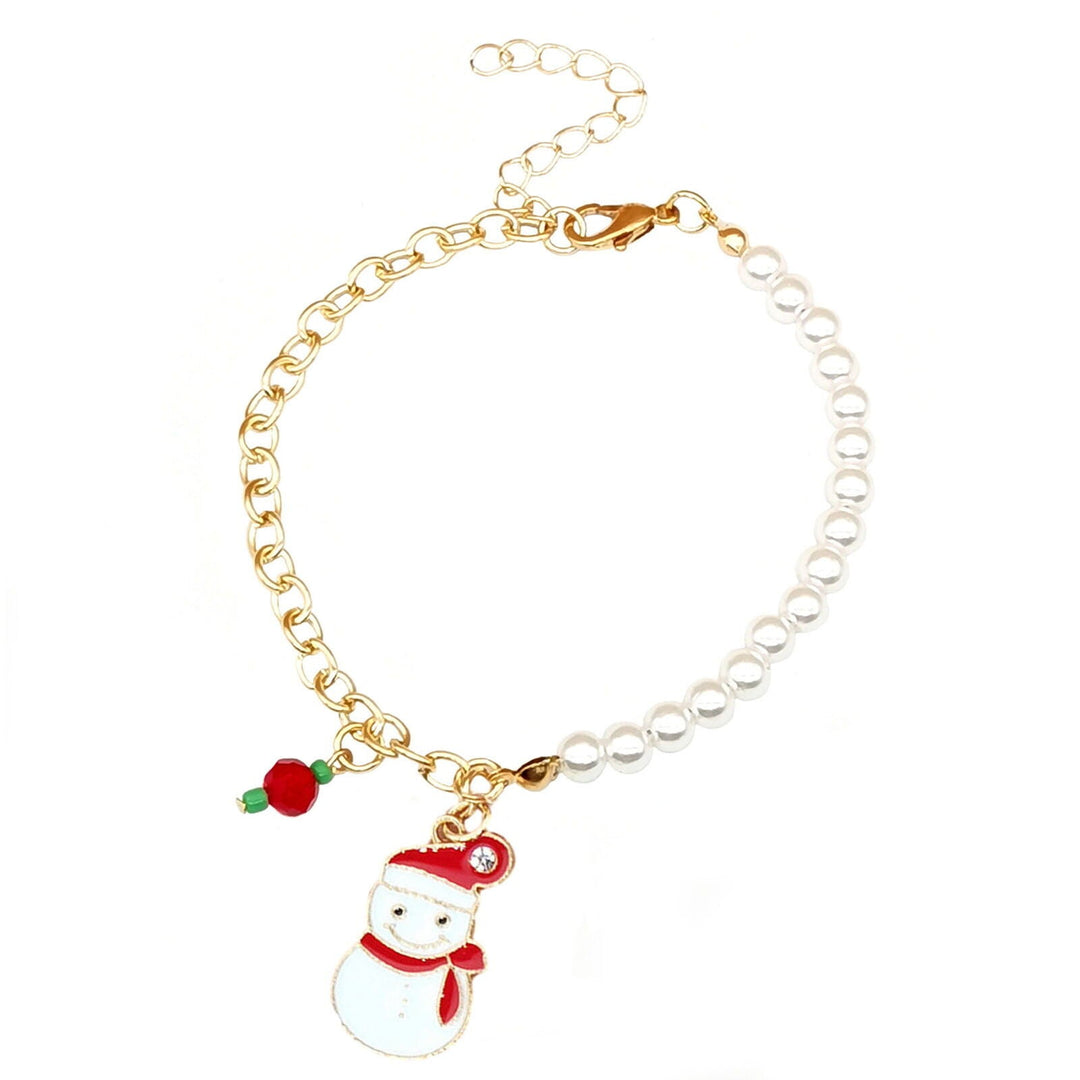 Damen Weihnachts Charm-Armband mit Perlen und Schneeflocken. Festliches Accessoire für den Winter.