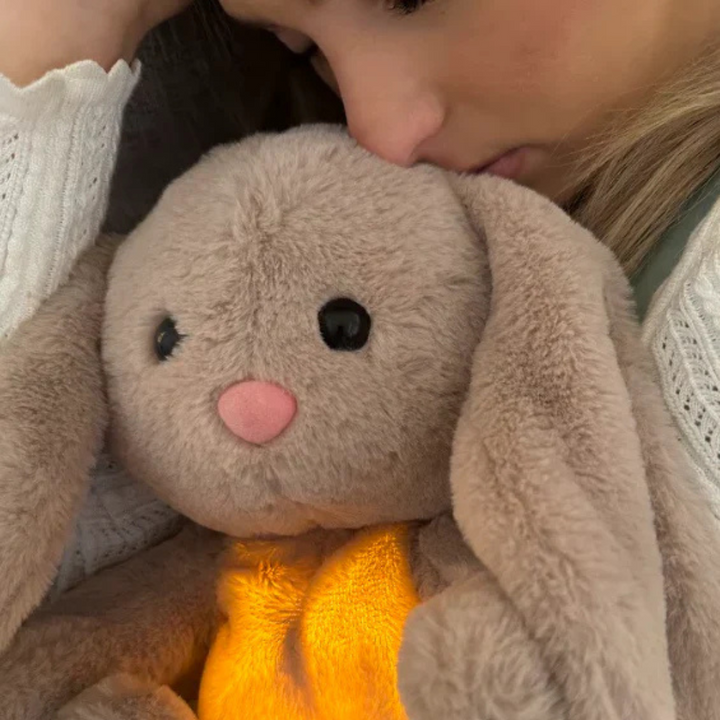 Nahaufnahme des SnuggleBreathe Plüschhasen, weiches atmendes Beruhigungskuscheltier, ideal für sanfte Entspannung & Schlafhilfe.