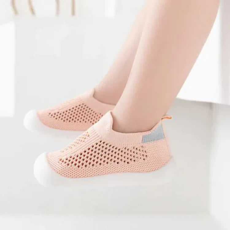 Atmungsaktive Babyschuhe Sneaker, perfekt für aktive Kinderfüße, leicht und waschbar.