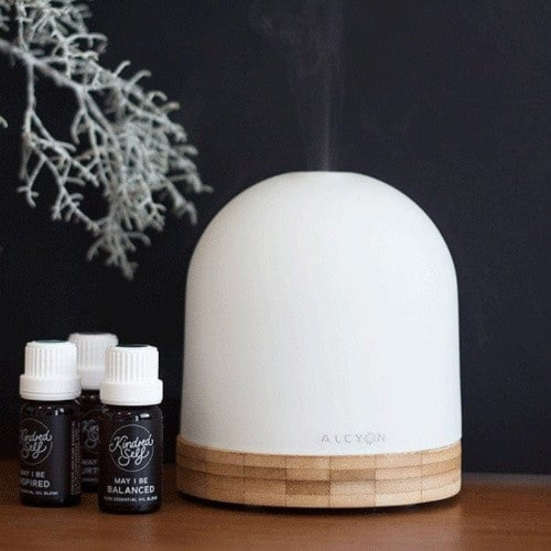 Eleganter Aroma Diffusor aus Glas & Bambus mit LED-Beleuchtung, ideal für ätherische Öle, Wellness & Entspannung.