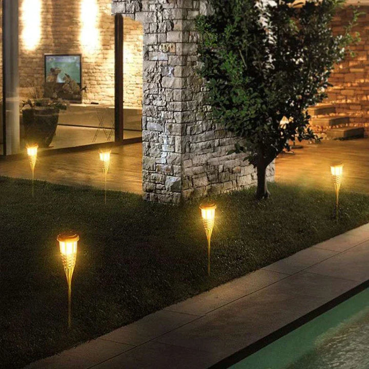 Magische Solar-Gartenfackeln mit tanzendem Flammeneffekt, schaffen eine gemütliche Atmosphäre als Gartendekoration.