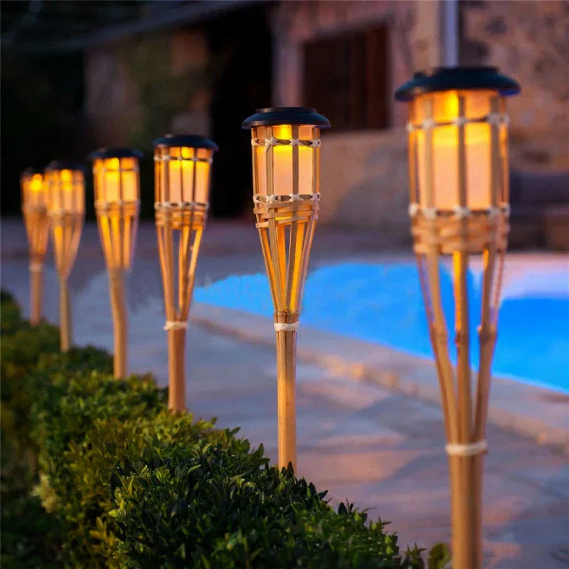 Wetterfeste Solar-Gartenleuchten mit Flammeneffekt. Kabellos, robust und perfekt für die Außenbeleuchtung im Garten.