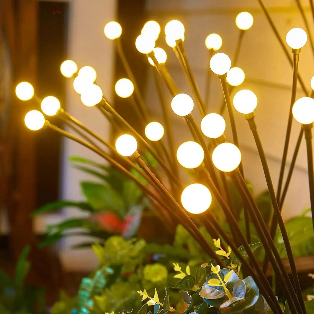 Verzaubernde Solar-Glühwürmchen-Lichter. Kabellose LED-Gartenbeleuchtung schafft Atmosphäre im Außenbereich.