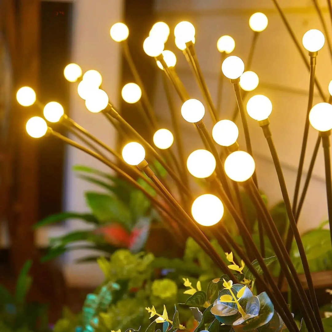 Verzaubernde Solar-Glühwürmchen-Lichter. Kabellose LED-Gartenbeleuchtung schafft Atmosphäre im Außenbereich.