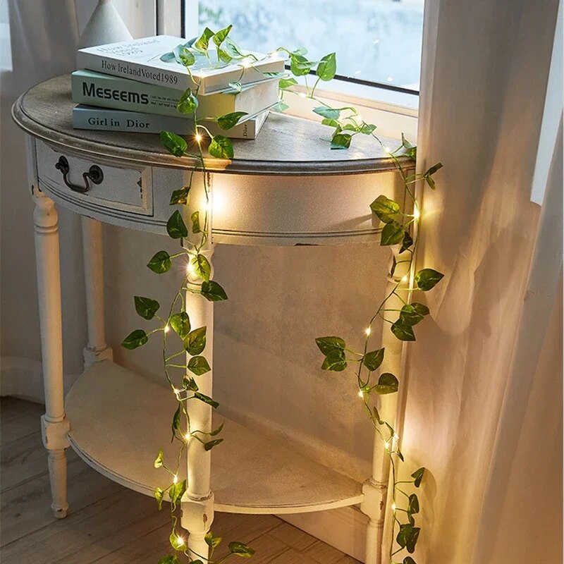 Warme Solar LED Efeu Lichterkette als Garten Deko. Schafft stimmungsvolles Licht im Garten oder unter Bäumen.