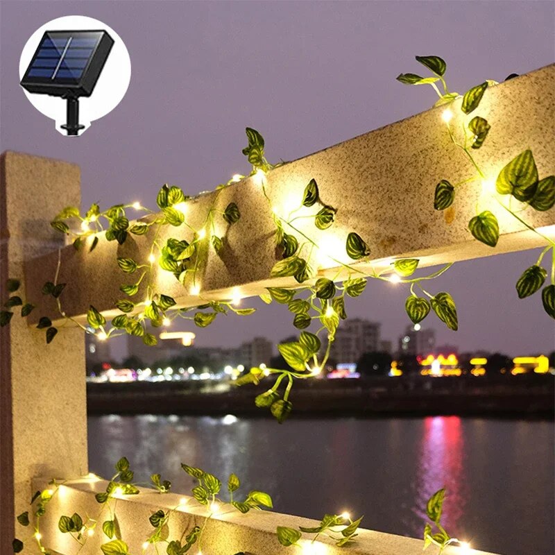 Romantische Solar Efeu Lichterkette warmweiß für Balkon und Terrasse. Kabellose Pflanzenbeleuchtung.