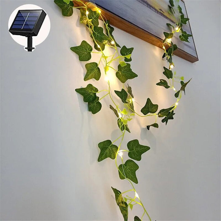 Solar LED Efeu Lichterkette bei Nacht. Warmweißes Stimmungslicht für eine gemütliche Außenatmosphäre.
