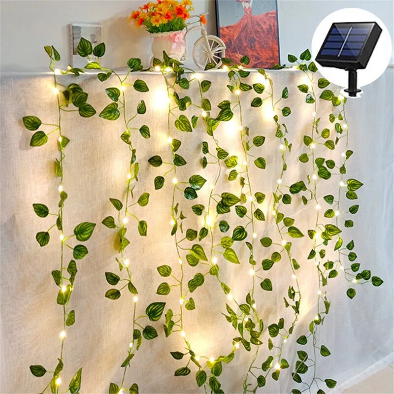 Solar LED Efeu Lichterkette mit sichtbarem Solarpanel. Lädt sich tagsüber auf für abendliche Beleuchtung.