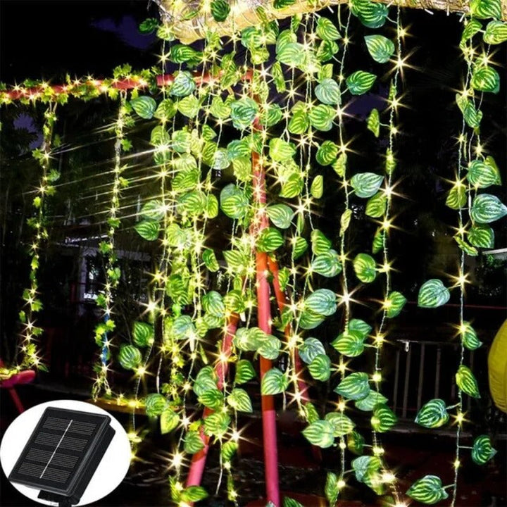 Solar LED Efeu Lichterkette warmweiß um ein Geländer gewickelt. Perfekte Deko für Balkon oder Zaun.