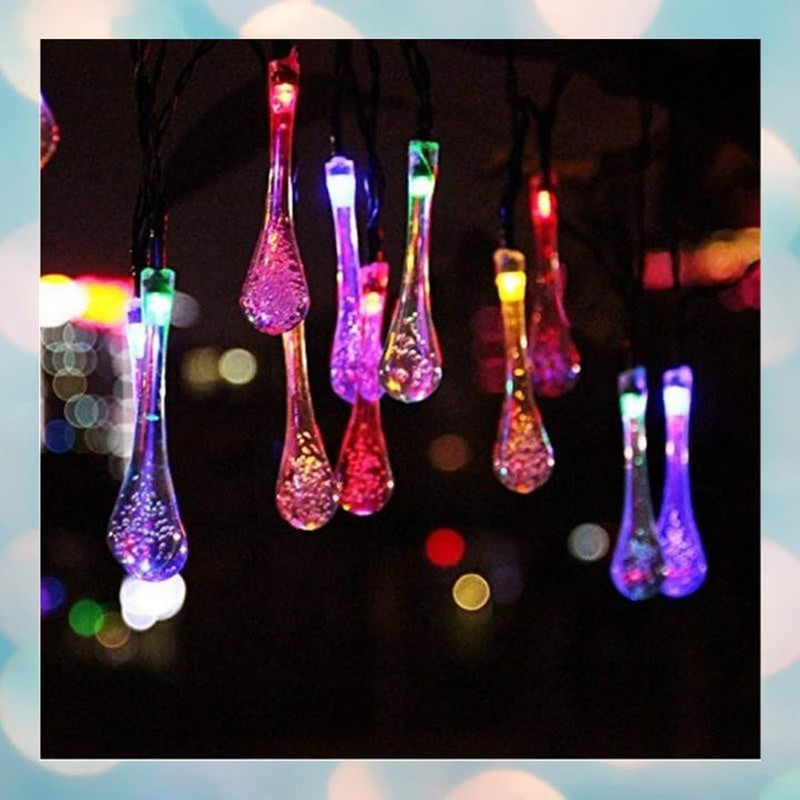 Mehrfarbige oder warmweiße LED-Solar-Lichterkette für magische Garten-Außenbeleuchtung und Deko.