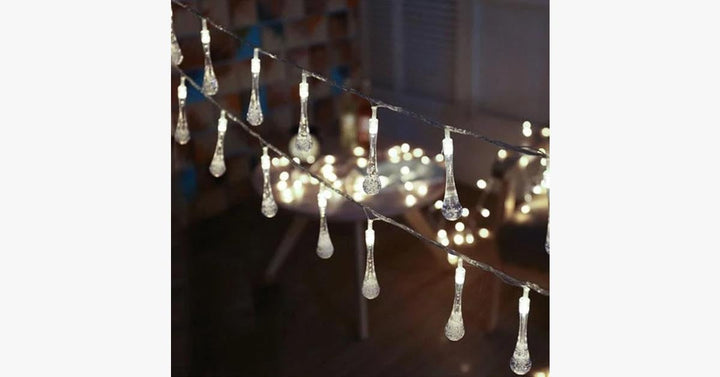 Kabellose Solar LED Lichterkette als stimmungsvolle Dekoration. Perfekt für festliches Ambiente im Garten bei Nacht.