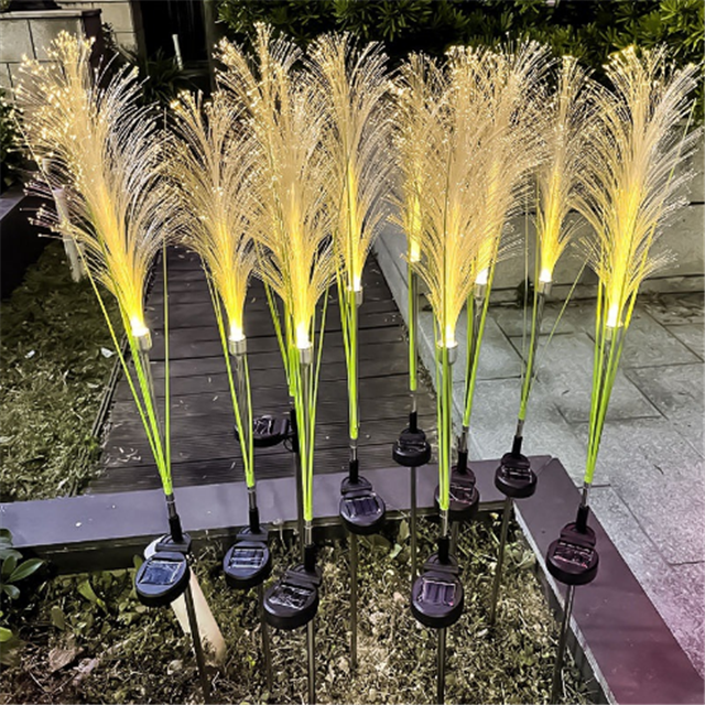 Solar Rattan LED Außenleuchte im Einsatz. Schafft einladendes Ambiente auf Terrasse und Balkon.