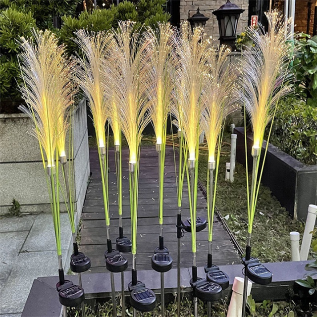 Wetterfeste Solar Rattan Gartenlampe mit LED. Ideal für ganzjährige Außenbeleuchtung, energieeffizient.