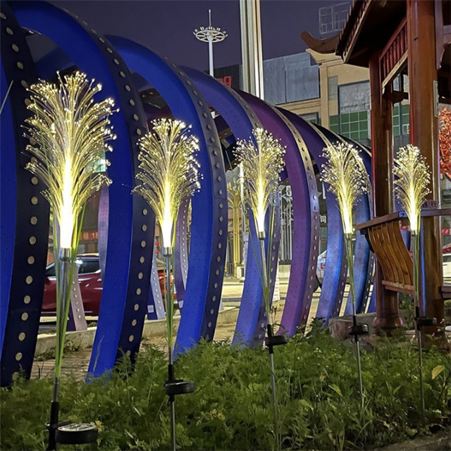 Solare Rattan Außenbeleuchtung mit LED. Langlebiges Gartenlicht, wasserdicht, für Ihre Outdoor-Oase.