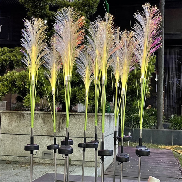 Praktische Solar Rattan LED Lampe. Automatische Gartenbeleuchtung mit warmem Licht, keine Kabel nötig.