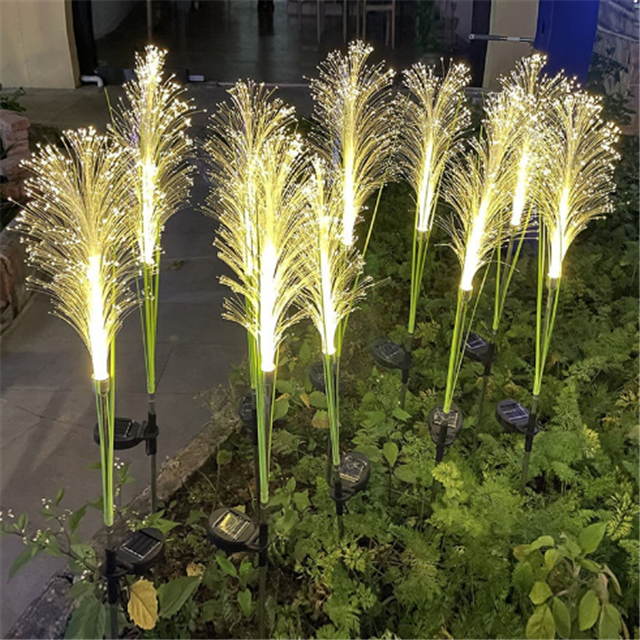 Umweltfreundliche Solar Rattan Gartenlampe. LED Licht für Außen, energieeffizient & dekorativ.
