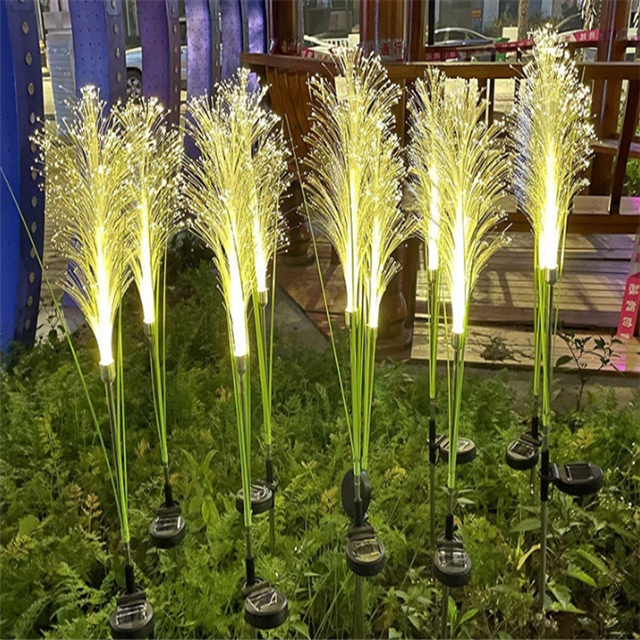Gartenlicht: Solar Rattan LED Außenlampe. Energieeffizient und wasserdicht für dauerhaften Einsatz.