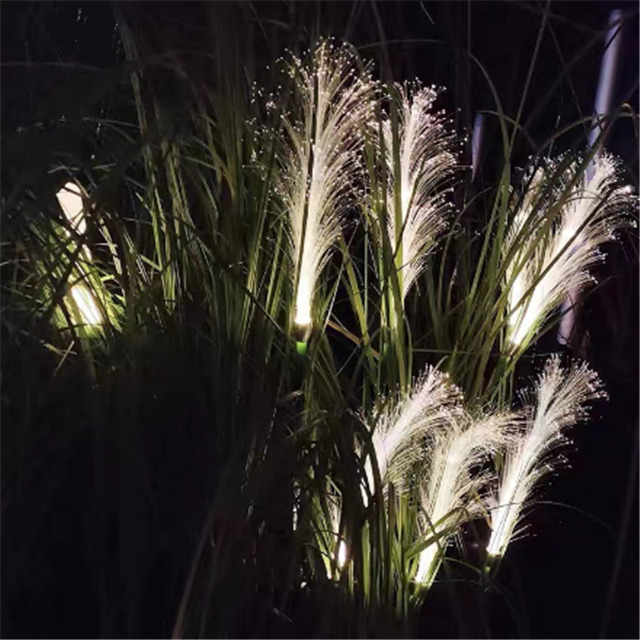 Moderne Solar Rattan Gartenlampe. LED Außenbeleuchtung im stilvollen Design, wasserdicht & robust.