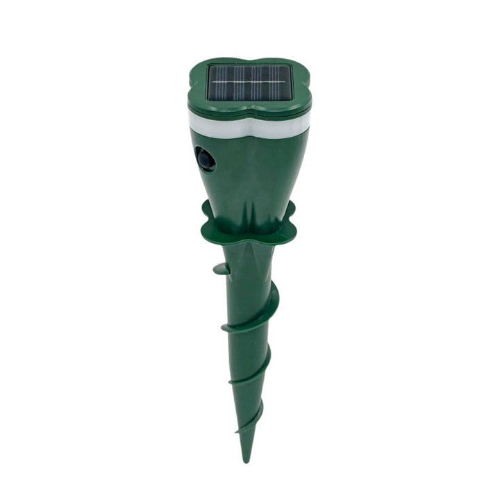 Dunkler Solar Ultraschall Tiervertreiber mit Solarpanel. Robustes Gerät für effektive Tierabwehr im Garten und Aussenbereich.