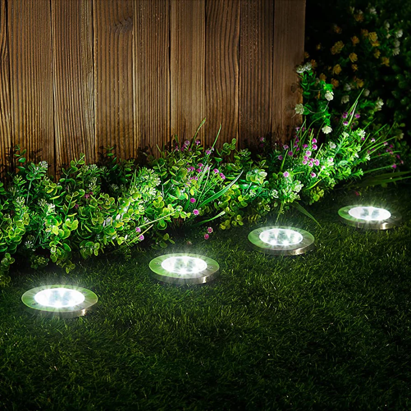 Dekorative Solar-Gartenlampe beleuchtet einen Weg im Außenbereich. Umweltfreundliche LED-Beleuchtung.