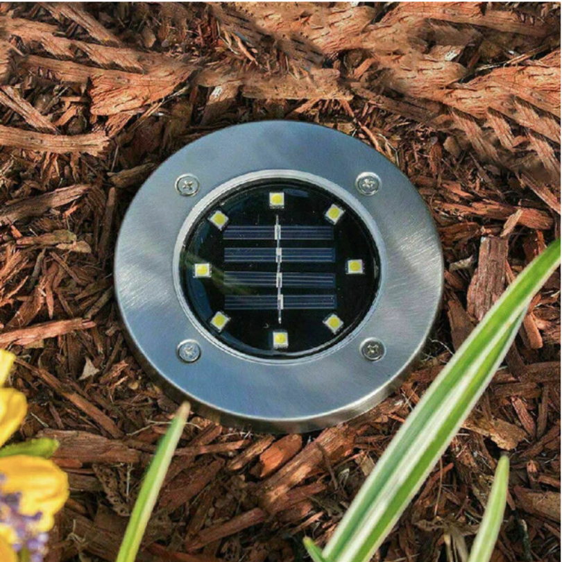 Detailaufnahme der Solar-Gartenleuchte mit integriertem Solarpanel und heller LED für effiziente Außenbeleuchtung.