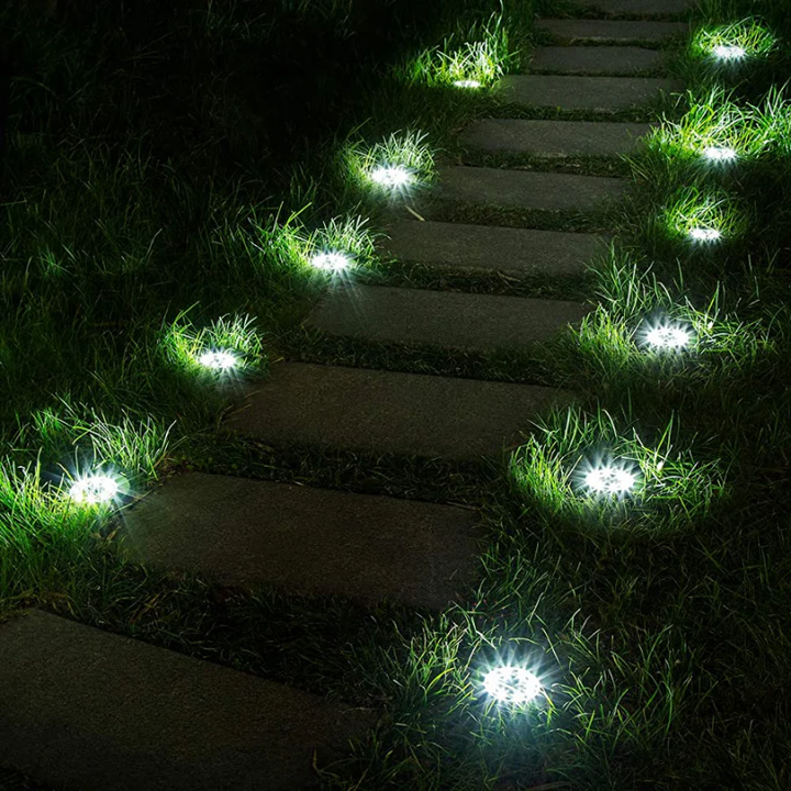 Warme LED-Beleuchtung einer Solar-Gartenlampe im Dunkeln, schafft Atmosphäre auf Terrasse und Hof.