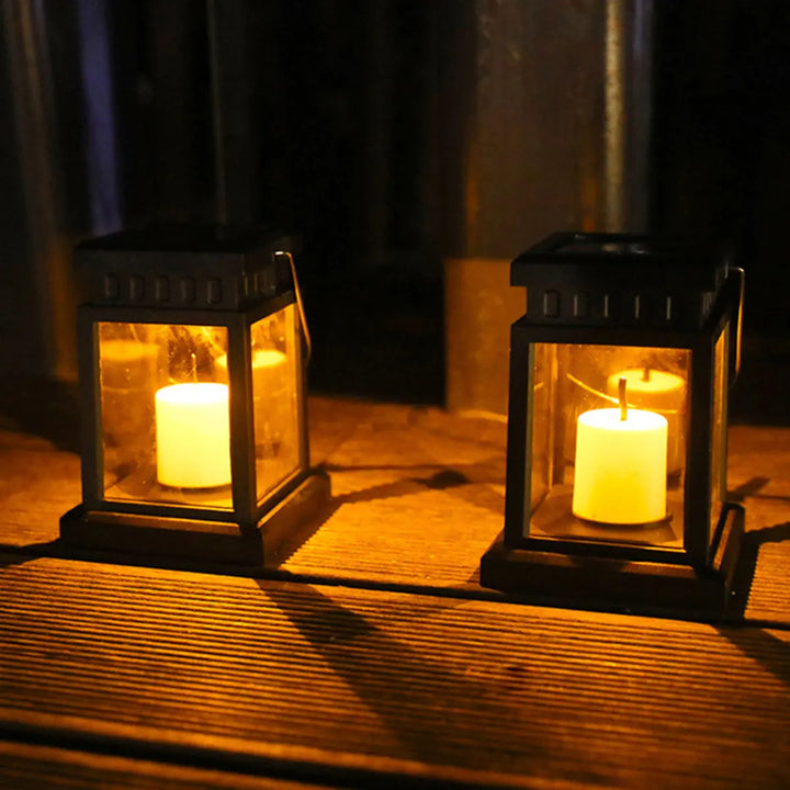 Solarlaterne mit flackernder LED-Kerze für stimmungsvolles Gartenlicht. Wetterfeste Außenlampe, Hängelaterne.