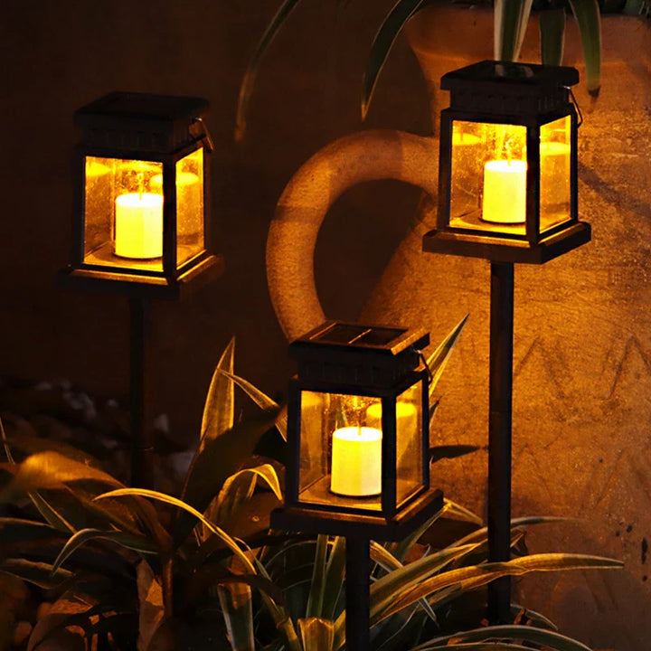 Romantische Solarlampe mit LED-Kerze für gemütliche Abende im Garten oder auf dem Balkon. Dekorative Hängelaterne.