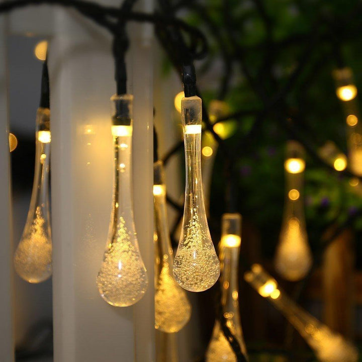 Nahaufnahme der Wassertropfen-LEDs einer Solarlichterkette, ideal für Garten- und Balkondekoration.