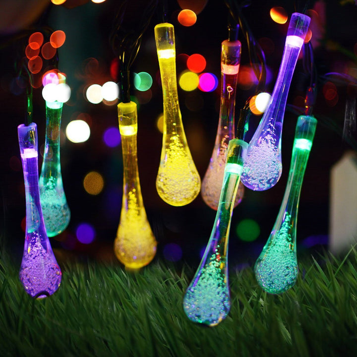 Vielseitige Solarlichterkette mit Wassertropfen-LEDs, wasserdicht für stimmungsvolle Deko außen & innen.