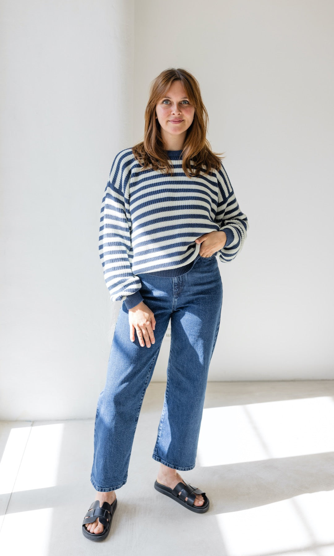 Bequeme Damen French Fit Jeans in Dunkelblau an Model sitzend, ideal für Komfort in Freizeit & Alltag.