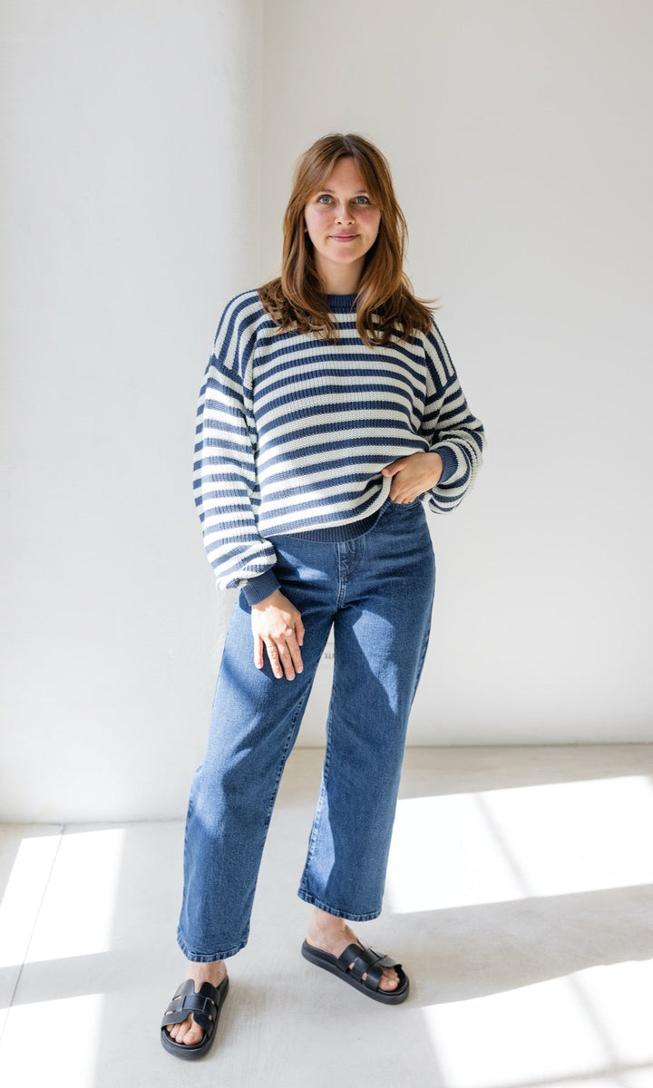 Bequeme Damen French Fit Jeans in Dunkelblau an Model sitzend, ideal für Komfort in Freizeit & Alltag.