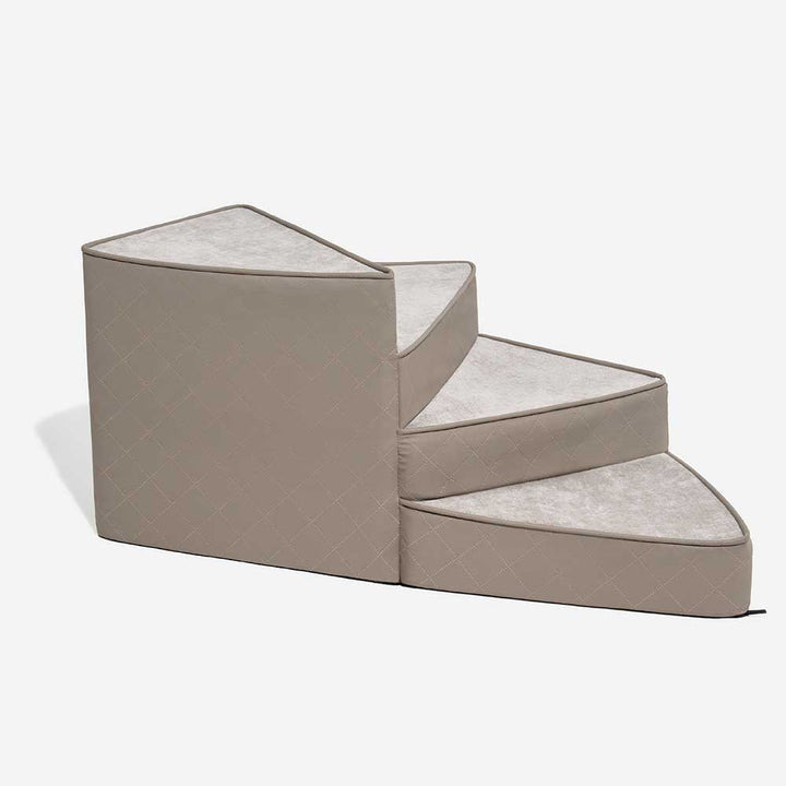Funktionale Spiraltreppe aus Kunstleder, pflegeleicht, für Tierwohl.